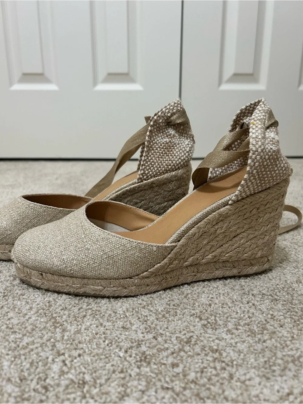 LIKE NEW Castaner Metallic Gold Espadrille Wedge Tie-Ankle Shoes sz9 bohemian